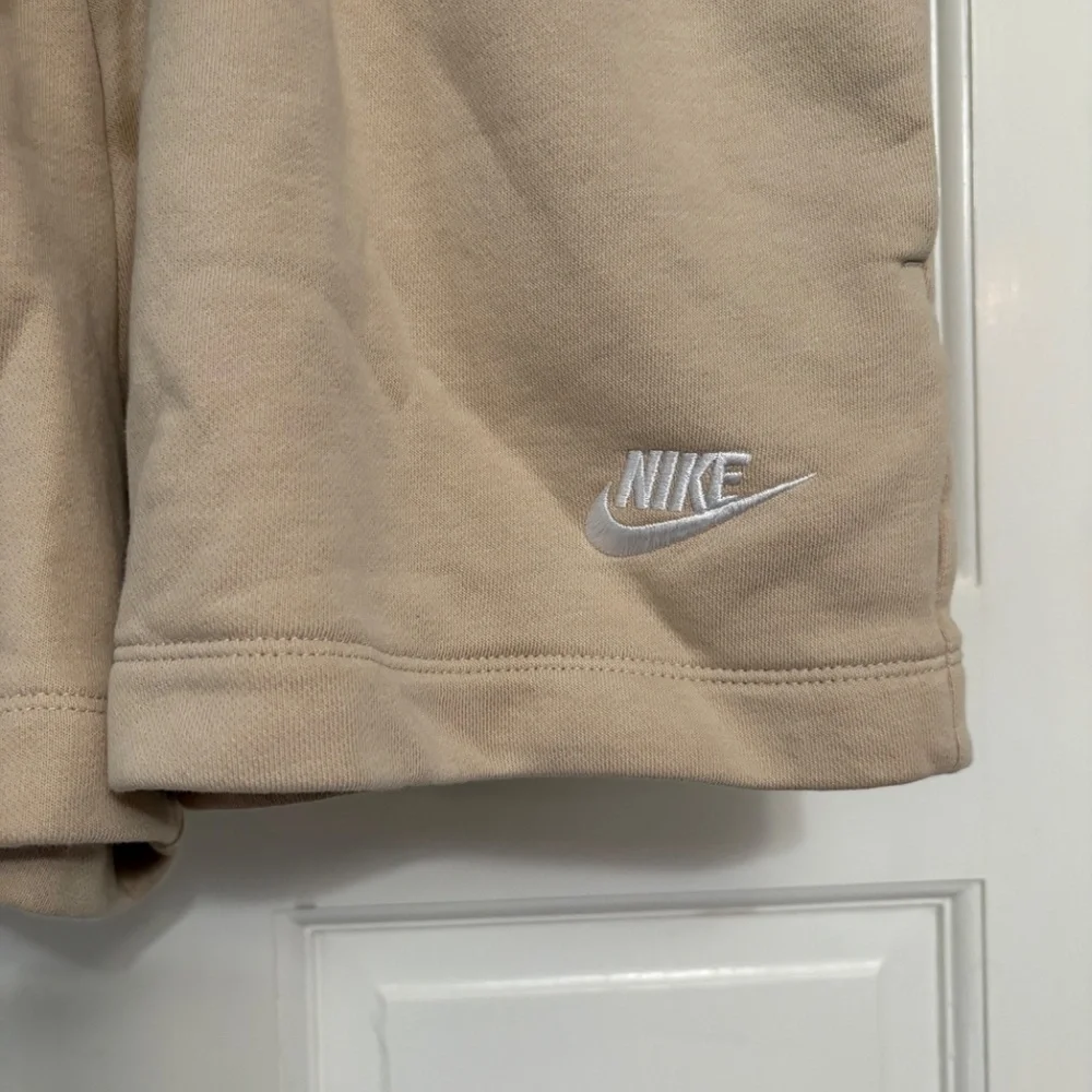 Nike Women’s Sportswear Phoenix Mid-rise 4” shorts - Picture 2 of 5